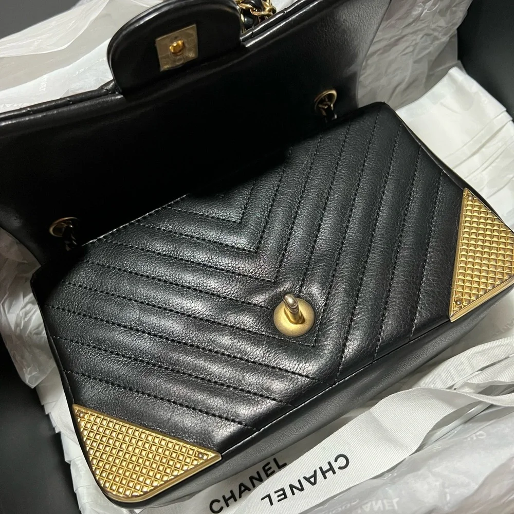 Chanel Chevron Rock The Corner - Picture 5 of 16